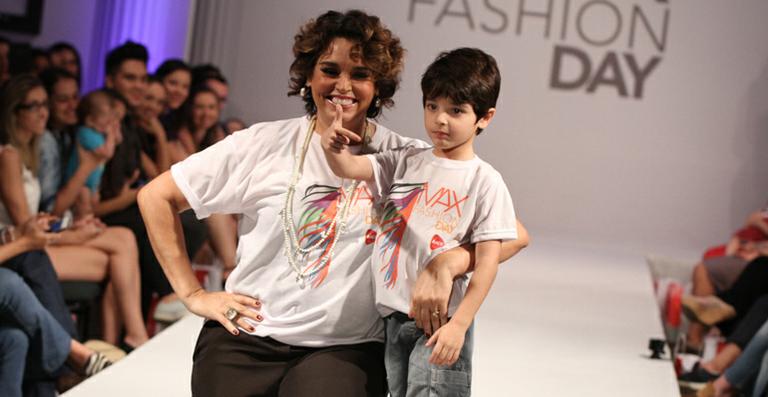 Suzy Rêgo desfila com o filho, Massimo, em SP