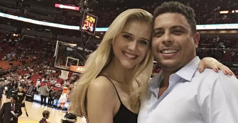 Ronaldo assiste a jogo de basquete com a namorada, em Miami