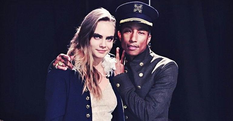 Cara Delevingne canta com Pharrell no desfile da Chanel em Nova York