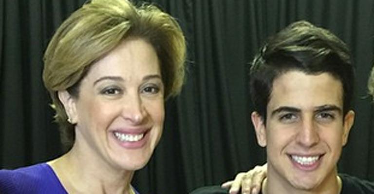Claudia Raia defende solteirice do filho, Enzo: ‘Tem mais é que ser garanhão’
