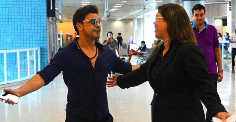 Zezé Di Camargo canta “É o Amor” com fã em aeroporto