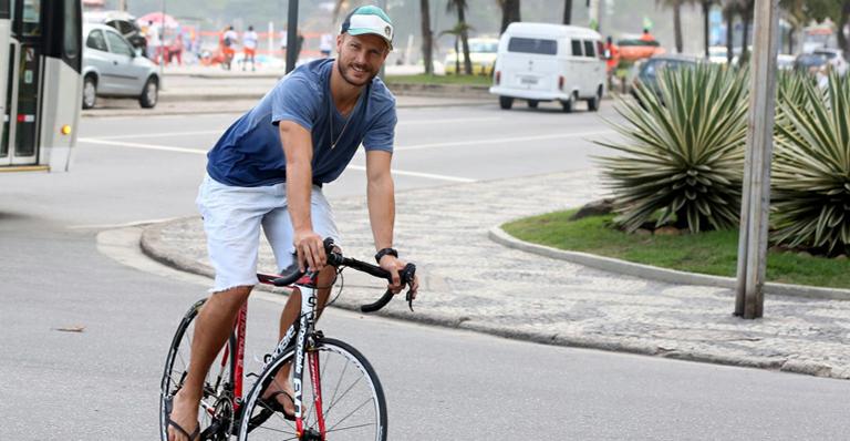 Rodrigo Hilbert pedala no Leblon para manter a forma; veja fotos