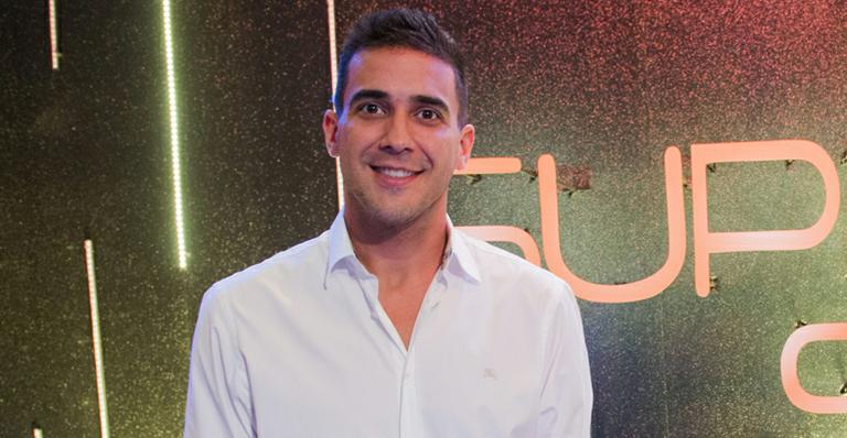 André Marques come pipoca para ajudar a emagrecer