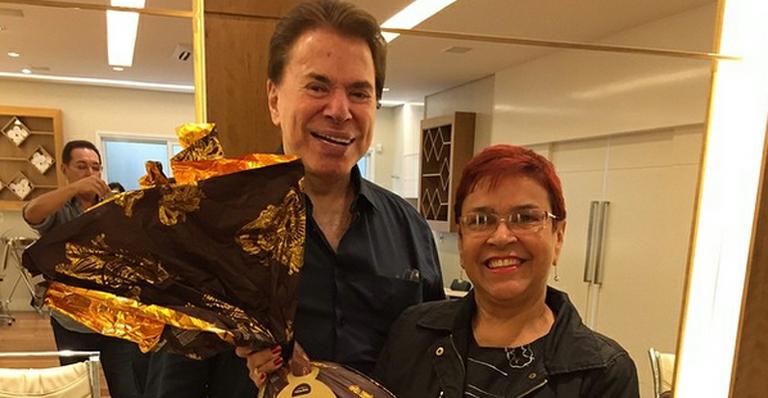 Silvio Santos dá ovo de Páscoa gigante para amigos