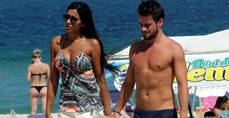 Ex-BBBs Talita e Rafael curtem praia no Rio