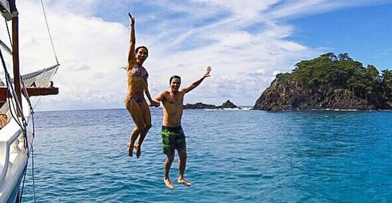 Patrícia Abravanel e Fabio Faria curtem passeio de barco em Fernando de Noronha