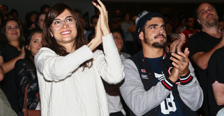 Caio Castro e Maria Casadevall vão ao teatro juntos