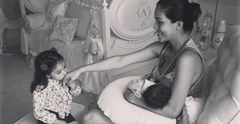 Daniela Albuquerque mostra foto amamentando a filha caçula