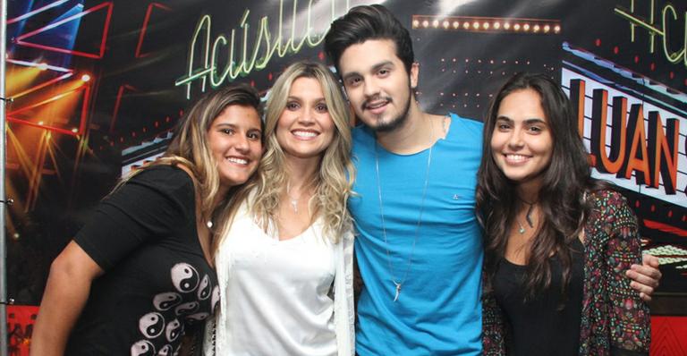 Flávia Alessandra e a filha, Giulia, tietam Luan Santana em show
