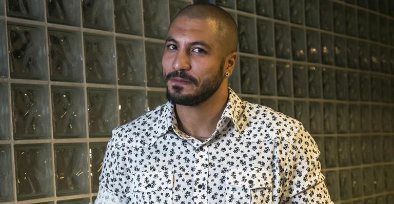 Ex-BBB Fernando Medeiros reencontra amigos do Afroreggae