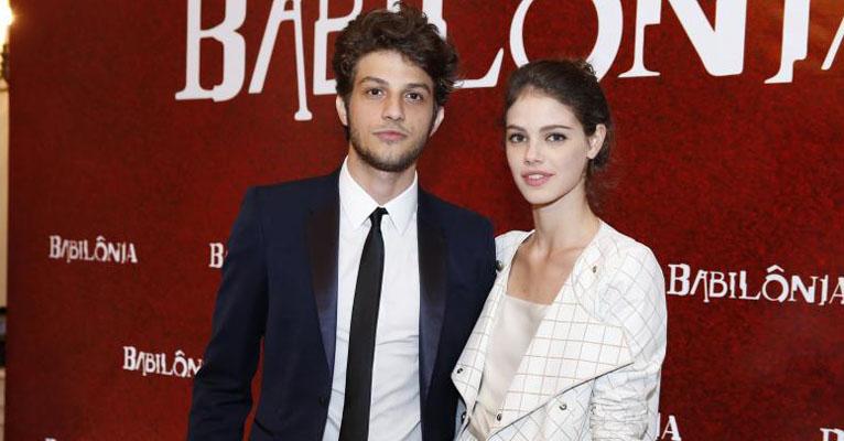 Laura Neiva publica foto de beijo apaixonado em Chay Suede