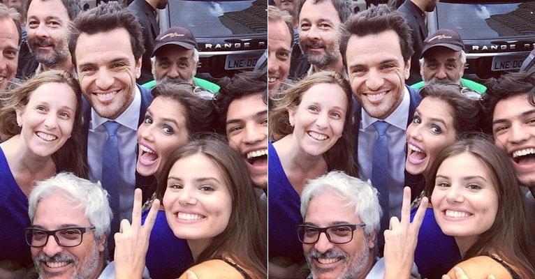 Deborah Secco e Rodrigo Lombardi posam juntos com a equipe de Verdades Secretas