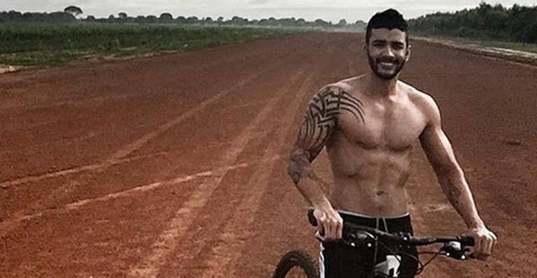 Recuperado, Gusttavo Lima mostra boa forma em passeio de bicicleta