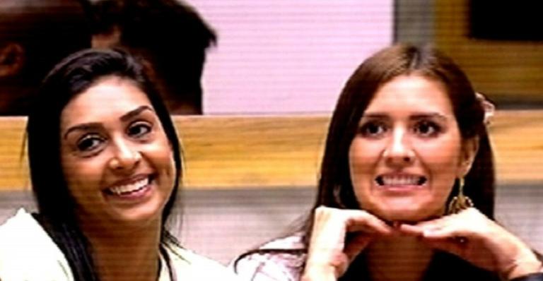 No Dia do Beijo, Amanda Djehdian do ‘BBB15’ relembra selinho na colega Tamires Peloso