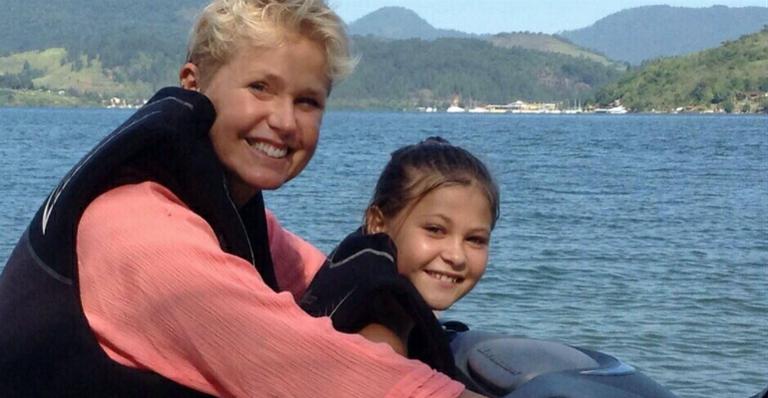 Xuxa se diverte com a sobrinha Nikki Meneghel em Angra dos Reis