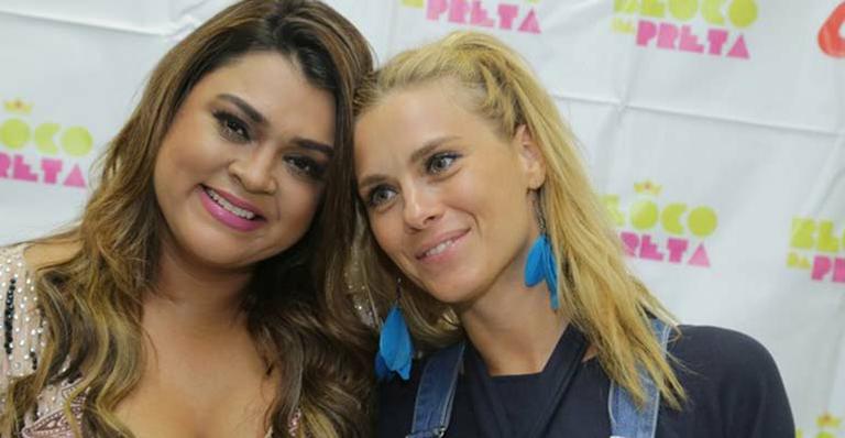 Carol Dieckmann recebe convite de casamento de Preta Gil e mostra aos seguidores