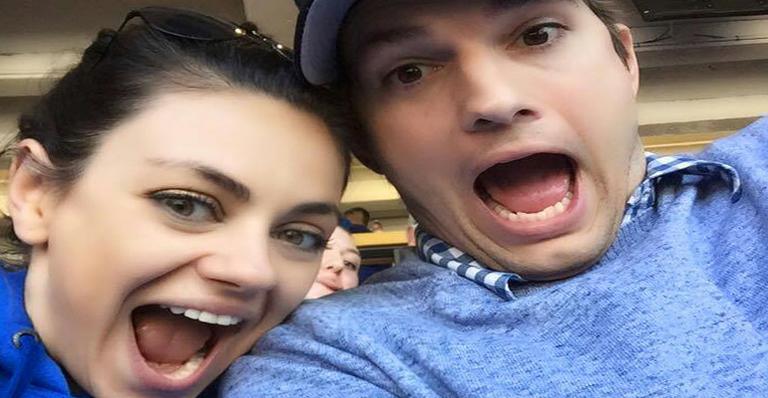 Ashton Kutcher publica selfie ao lado de Mila Kunis em jogo de beisebol