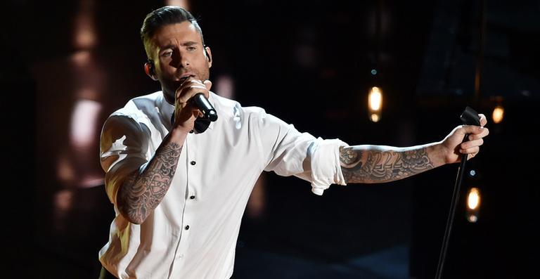 Mulher invade palco do Maroon 5 e ataca Adam Levine
