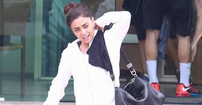 Machucou? Juliana Paes faz cara de dor ao deixar a academia