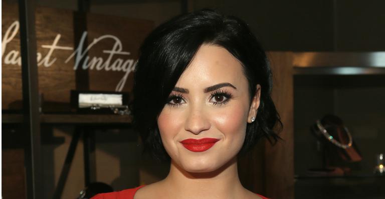Demi Lovato apresenta seu novo cachorro, Batman