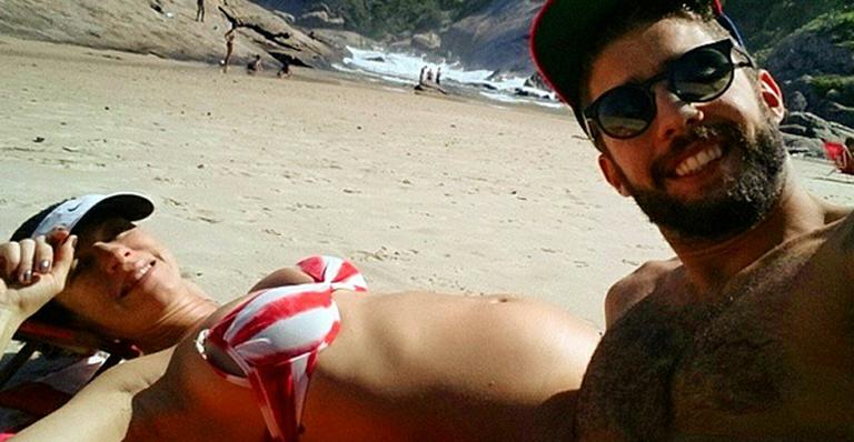 Luana Piovani exibe barrigão em dia de praia com o marido