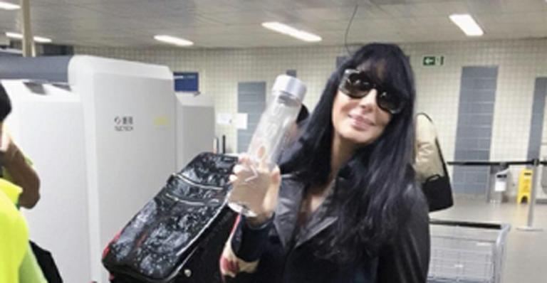 Cher desembarca em São Paulo e publica foto: ‘Sendo eu no Brasil’