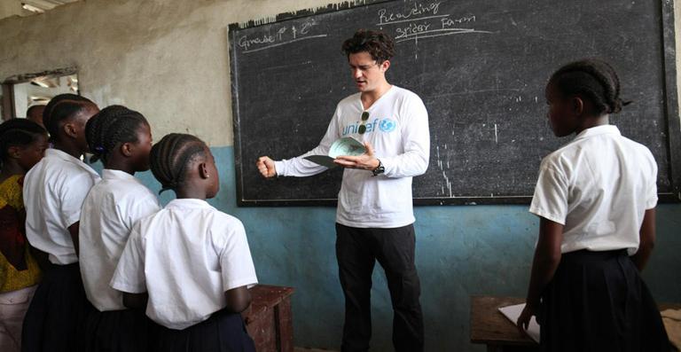 Orlando Bloom visita a Libéria para ajudar na luta contra o Ebola