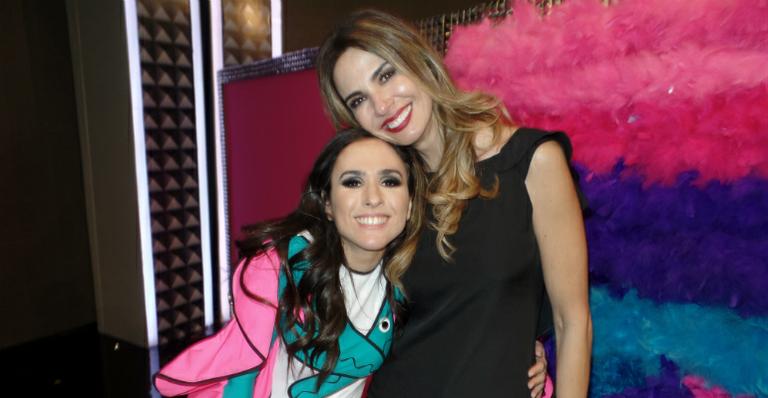 Luciana Gimenez participa do programa ‘Tudo Pela Audiência’ e beija Tatá Werneck