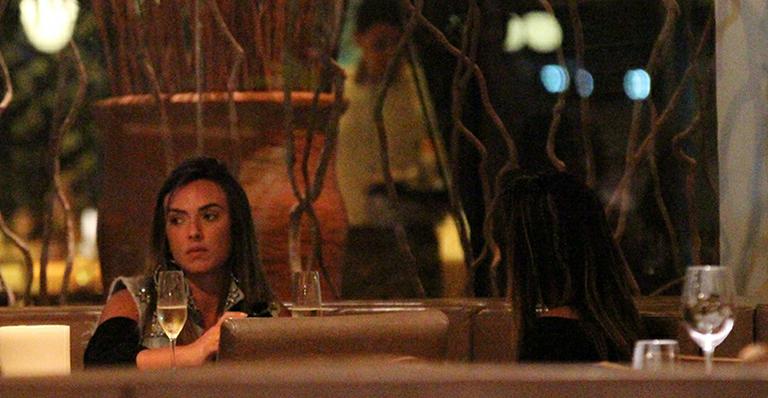 Abatida, Nicole Bahls não esconde lágrimas em jantar com Marlene Mattos