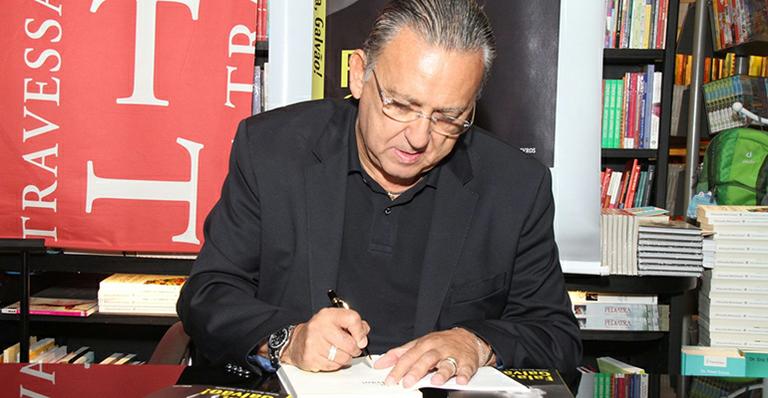 Galvão Bueno reúne amigos para lançar sua biografia no Rio de Janeiro