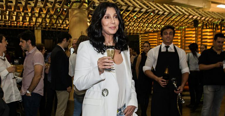 No Brasil, Cher toma champanhe e tira selfies com fãs em São Paulo