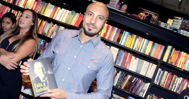 Solteiro, Ex-BBB Fernando Medeiros vai ao lançamento do livro de Galvão Bueno