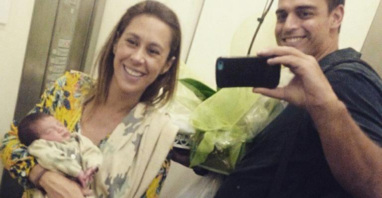 Dani Monteiro mostra a primeira foto do filho recém-nascido