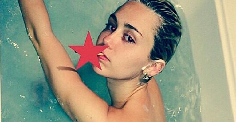 Miley Cyrus publica foto completamente nua em uma banheira