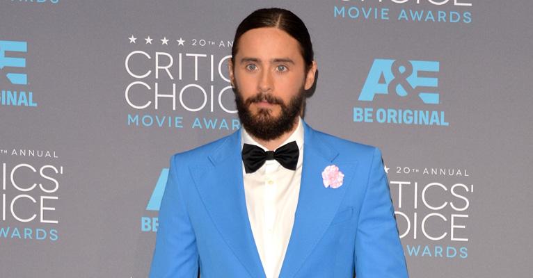Jared Leto mostra corpo musculoso para viver Coringa