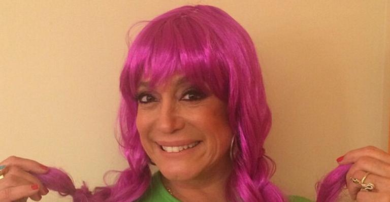 Com peruca rosa, Susana Vieira faz campanha contra o câncer