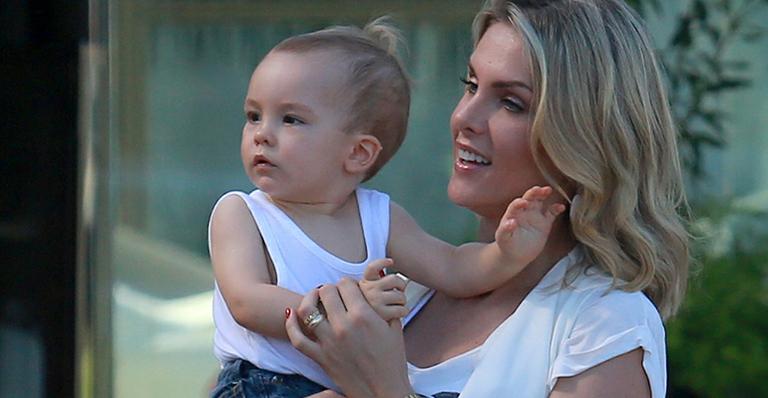 Que grandão! Ana Hickmann leva o filho Alexandre para passear; veja os cliques