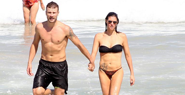 Fernanda Lima e Rodrigo Hilbert curtem final de semana na praia juntinhos