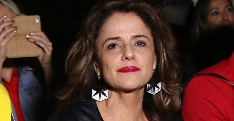 Marieta Severo é chamada de Nenê por fãs na SPFW e brinca: ‘Assim vocês me quebram’