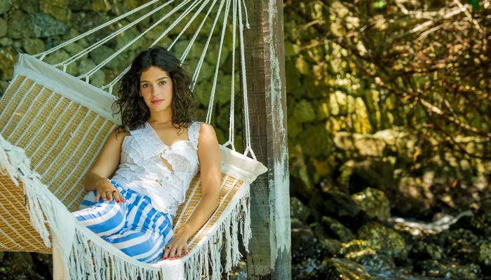 Confira o ensaio exclusivo da atriz Maria Flor na Ilha de Caras