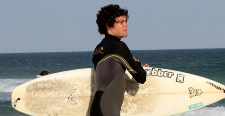 Felipe Dylon aproveita dia de sol para surfar em praia do Rio