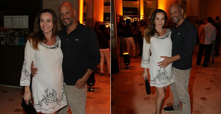 Grávida, Flávia Monteiro exibe barriguinha em evento