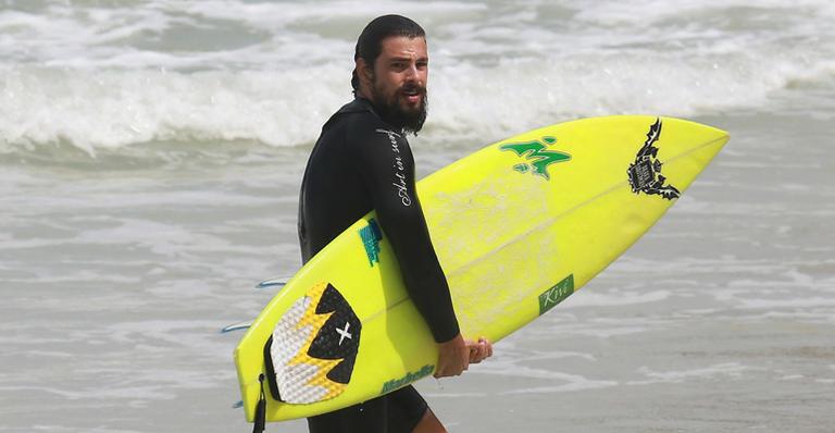 Cauã Reymond mostra habilidade no surfe na praia da Joatinga