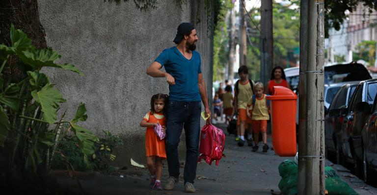 Que paizão! Barbudo, Cauã Reymond busca Sofia na escola; veja fotos
