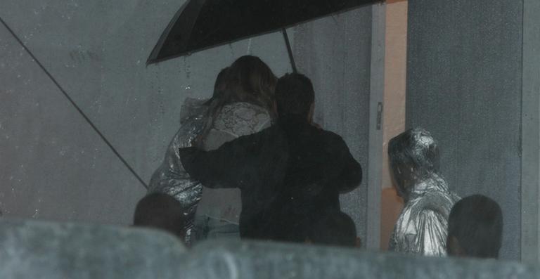 Gisele Bündchen chega ao SPFW sob chuva