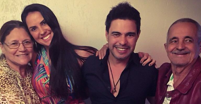 Graciele Lacerda posa com os pais de Zezé Di Camargo: ‘Especiais para mim’