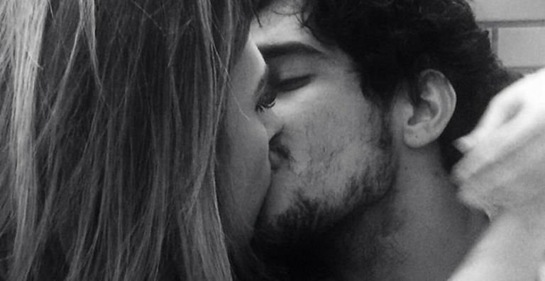 Tatá Werneck e Renato Góes se beijam em foto