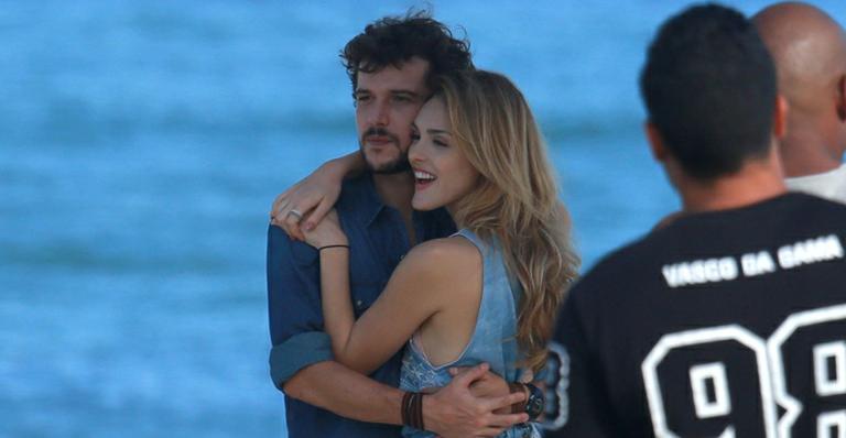 Isabelle Drummond grava novela na orla carioca
