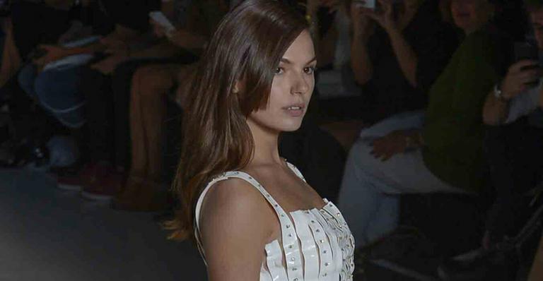 Ísis Valverde arrasa em desfile no SPFW
