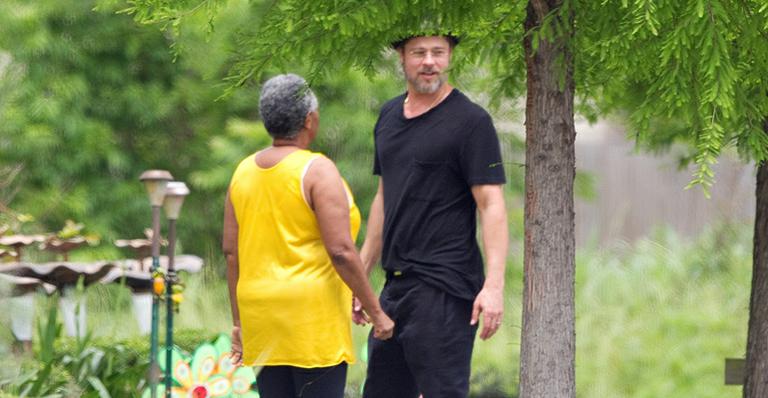 Brad Pitt visita vítimas do furacão Katrina em Nova Orleans